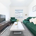 Semesterbostad Lakes Seaside Retreat *